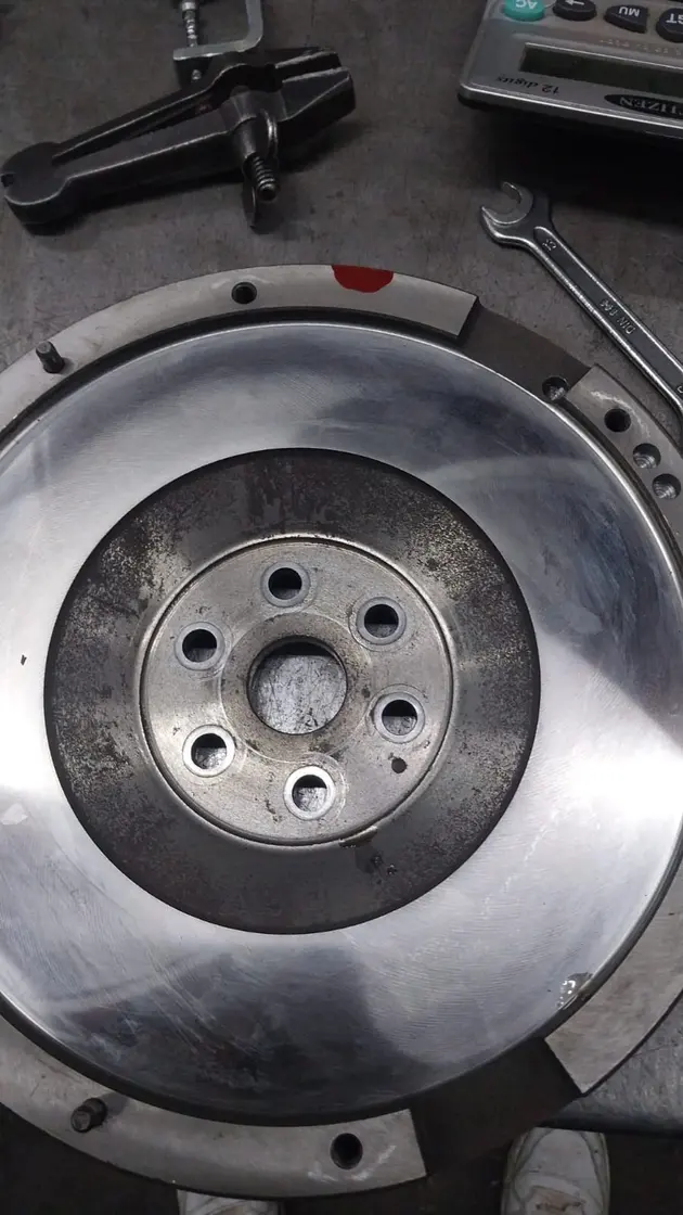 Volante de motor sobre mesada con herramientas
