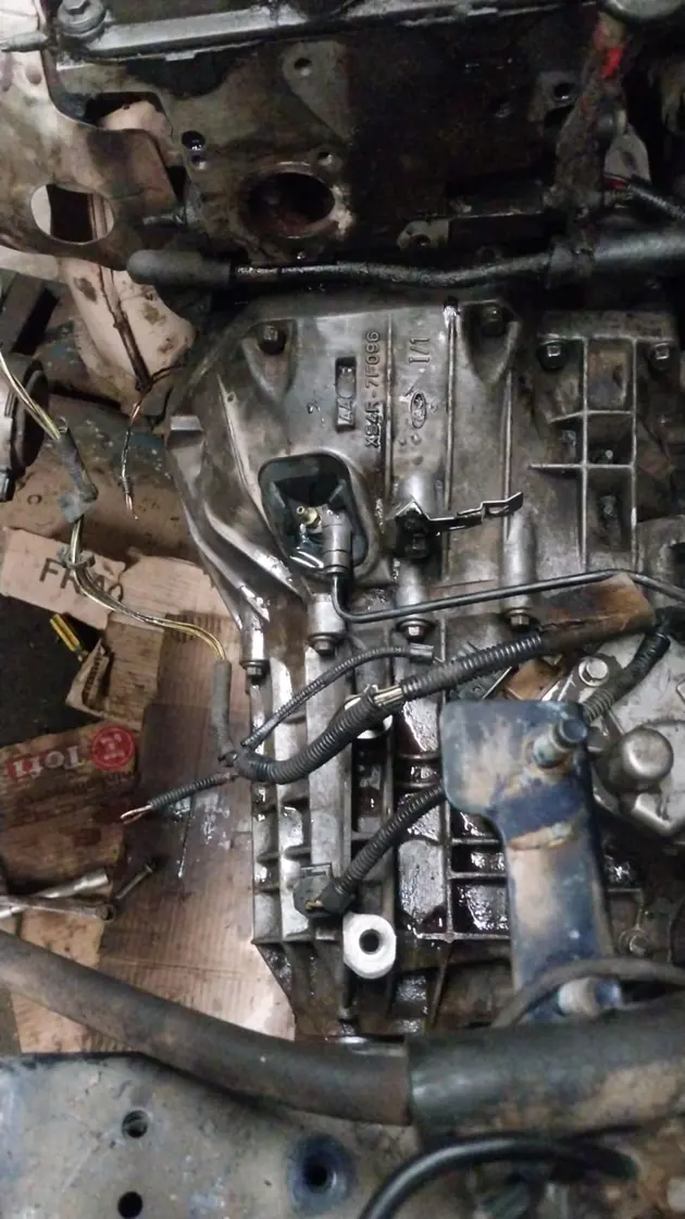 Motor Ford desmontado visto desde abajo